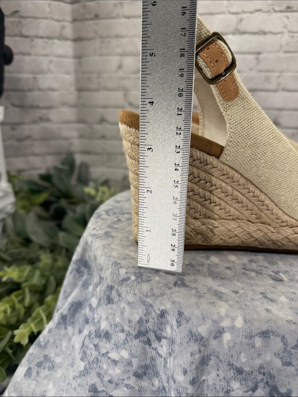 TOMS “Camilla” Beige & Gold Metallic Canvas Open-Toe Wedge Sandals WMS 6M☀️EUC - Picture 10 of 12